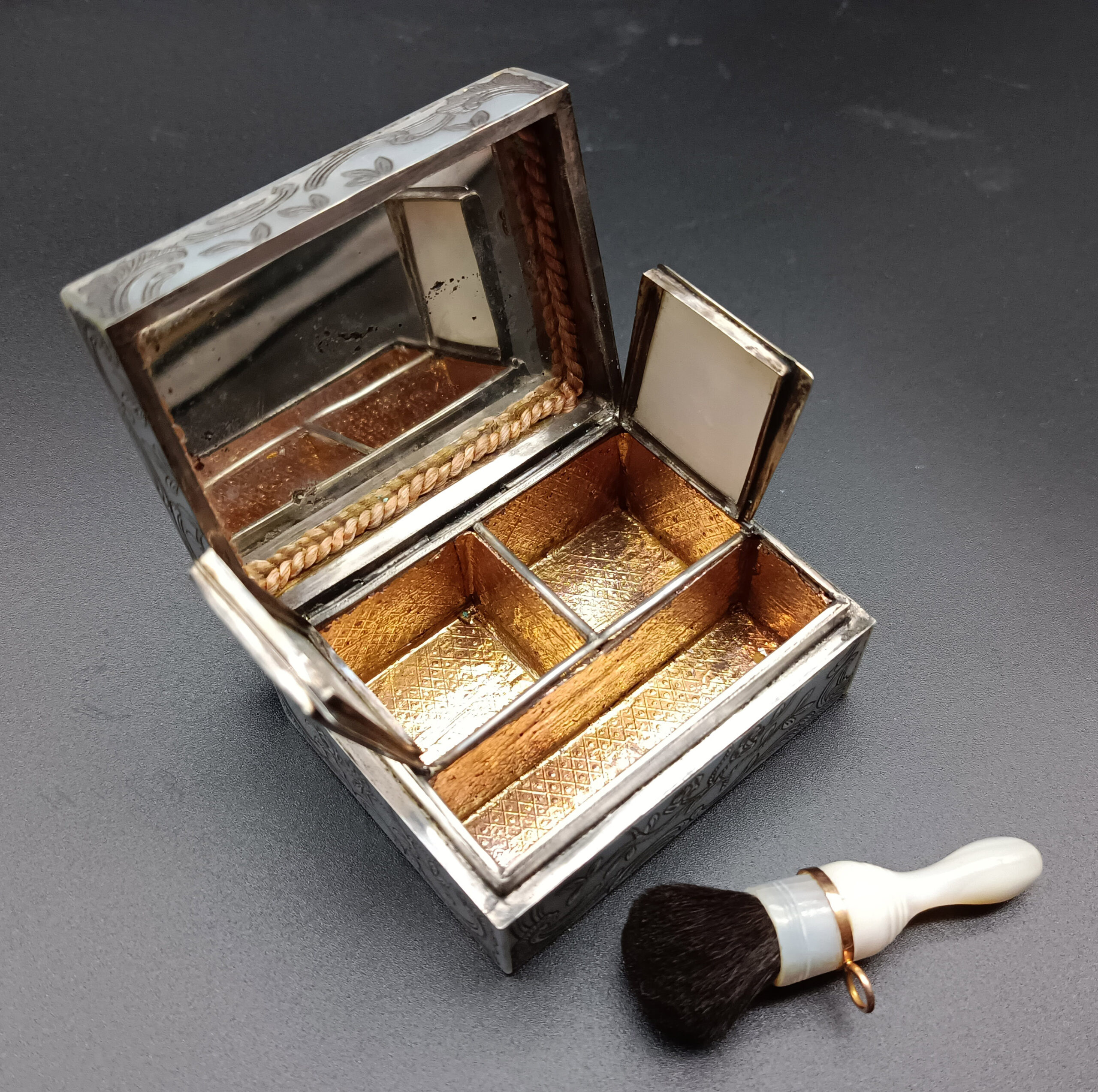 VINAIGRETTE ET BOÎTES À MOUCHES : LES ACCESSOIRES DU PARFUM ET DE LA  BEAUTÉAU XVIII° SIÈCLE - Le Musée du Parfum